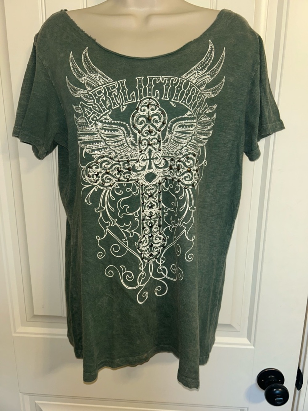 NWT Appleby Road Affliction Olive Green Graphic Tee with White Ornate Cross XL
